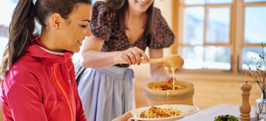 Käsknöpfle essen im Bregenzerwald (c) Alex Kaiser - Bregenzerwald Tourismus [Webqualität]