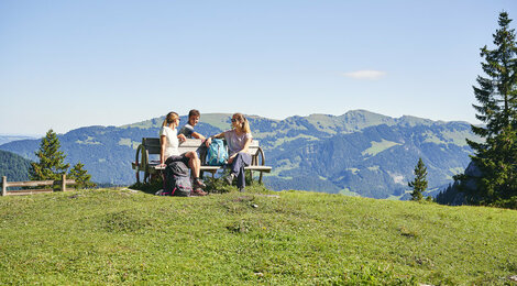 Wanderpause mit Blick auf Baumgarten, Niedere und Winterstaude (c) Alex Kaiser - Bregenzerwald Tourismus