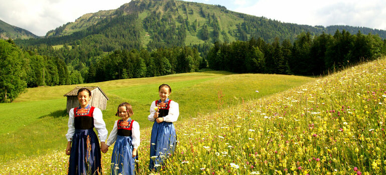 M+ñdchen in der Juppe - Bregenzerw+ñlder Tracht (c) Ludwig Berchtold - Bregenzerwald Tourismus